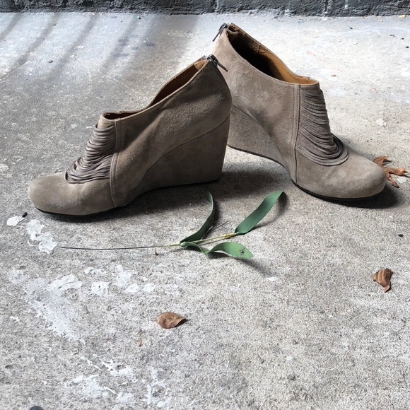 coclico Shoes - Coclico Dakota Wedge Draped Fringe Ankle Bootie